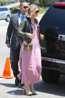 Kaley Cuoco feet photo thumbnail