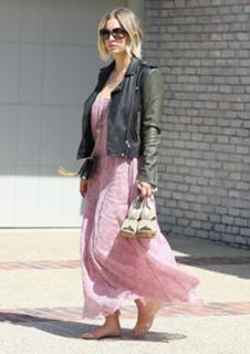Kaley Cuoco feet photo thumbnail