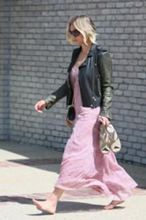 Kaley Cuoco feet photo thumbnail
