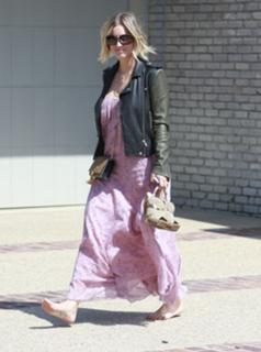 Kaley Cuoco feet photo thumbnail