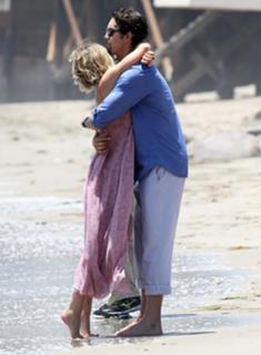 Kaley Cuoco feet photo thumbnail