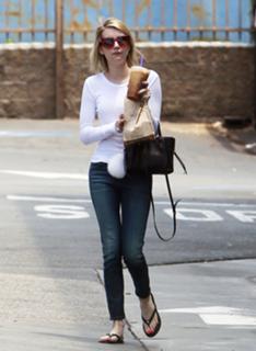 Emma Roberts feet photo thumbnail
