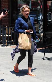 Hilary Duff feet photo thumbnail