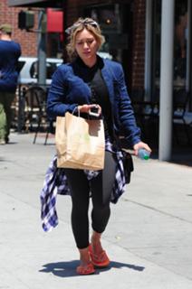 Hilary Duff feet photo thumbnail