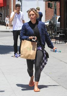 Hilary Duff feet photo thumbnail