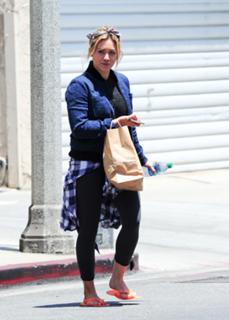 Hilary Duff feet photo thumbnail