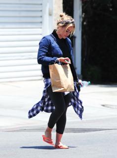 Hilary Duff feet photo thumbnail