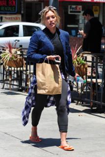 Hilary Duff feet photo thumbnail