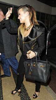 Demi Lovato feet photo thumbnail