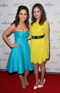 Lacey Chabert feet photo thumbnail