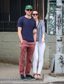 Leighton Meester feet photo thumbnail