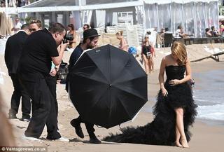 Kylie Minogue feet photo thumbnail