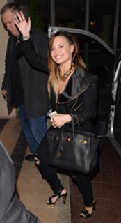 Demi Lovato feet photo thumbnail