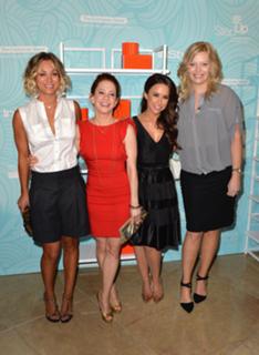 Kaley Cuoco feet photo thumbnail
