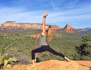 Gisele Bündchen feet photo thumbnail