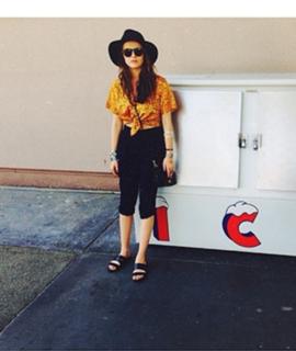 Zoey Deutch feet photo thumbnail