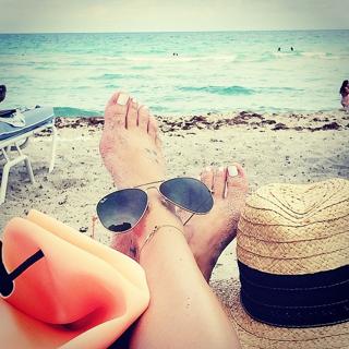 Katie Cassidy feet photo thumbnail