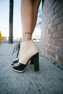 Katie Cassidy feet photo thumbnail