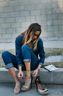 Katie Cassidy feet photo thumbnail