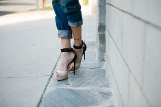 Katie Cassidy feet photo thumbnail