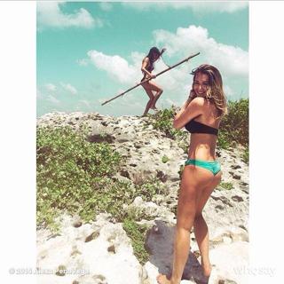 Alexa PenaVega feet photo thumbnail