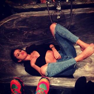 Selena Gomez feet photo thumbnail