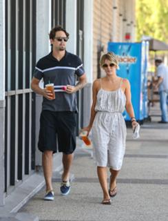 Kaley Cuoco feet photo thumbnail