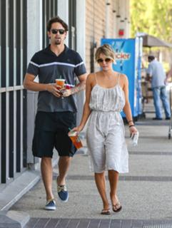 Kaley Cuoco feet photo thumbnail