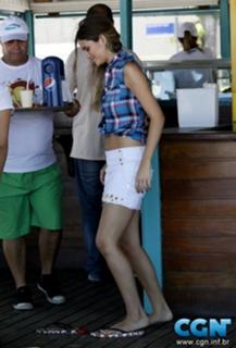 Juliana Paiva feet photo thumbnail