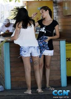 Juliana Paiva feet photo thumbnail