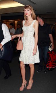 Taylor Swift feet photo thumbnail