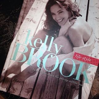 Kelly Brook feet photo thumbnail
