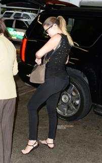 Khloé Kardashian feet photo thumbnail