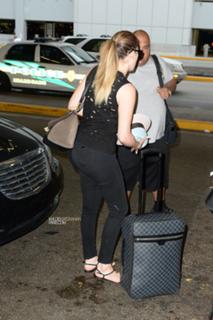 Khloé Kardashian feet photo thumbnail