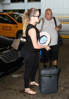 Khloé Kardashian feet photo thumbnail