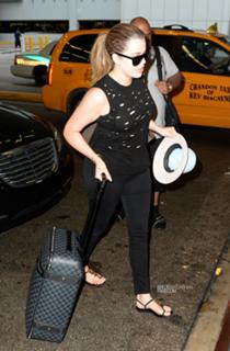 Khloé Kardashian feet photo thumbnail