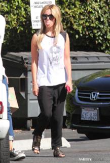 Ashley Tisdale feet photo thumbnail