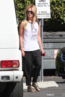 Ashley Tisdale feet photo thumbnail