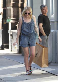 Dakota Fanning feet photo thumbnail