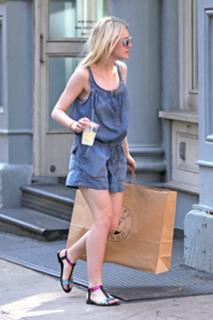Dakota Fanning feet photo thumbnail