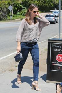 Jennifer Garner feet photo thumbnail