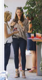 Jennifer Garner feet photo thumbnail