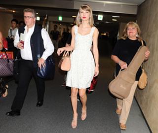 Taylor Swift feet photo thumbnail