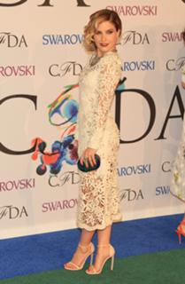 Sophia Bush feet photo thumbnail