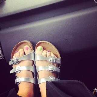 Lily Allen feet photo thumbnail