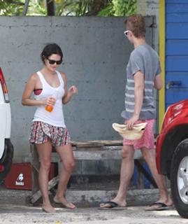 Rachel Bilson feet photo thumbnail