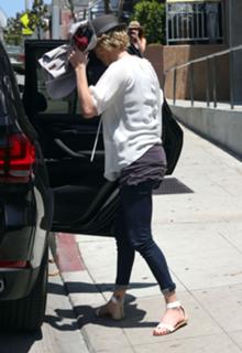 Charlize Theron feet photo thumbnail