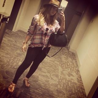 Jessie James Decker feet photo thumbnail