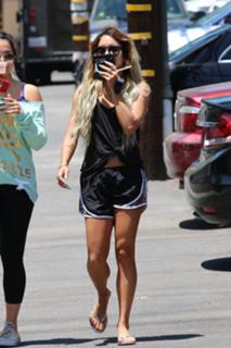 Vanessa Hudgens feet photo thumbnail