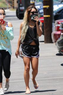 Vanessa Hudgens feet photo thumbnail